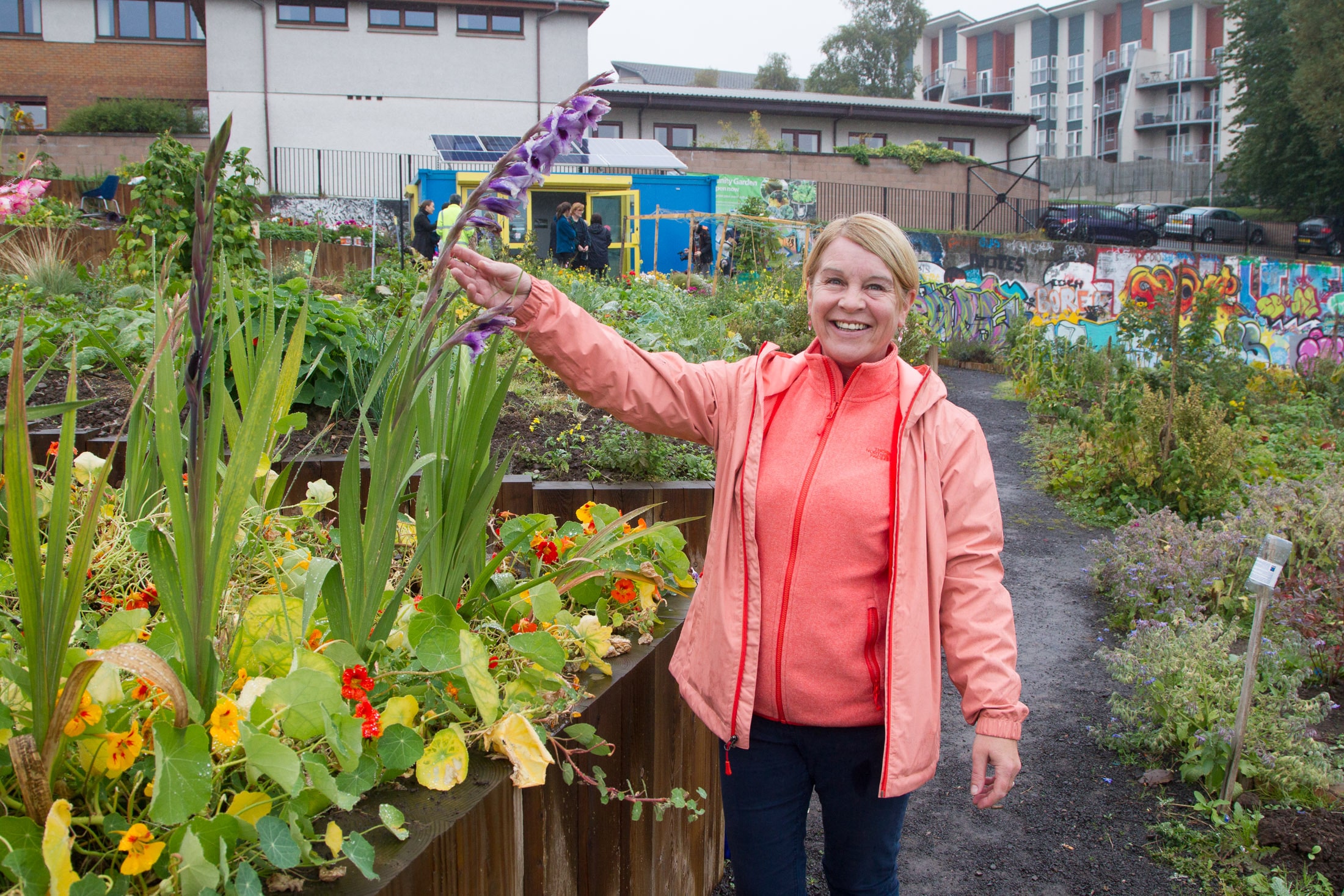 David Domoney presenting Tay View Community Garden the 2018 Cultivation Street winners with their cheque  at their garden in Robertson Street,  Dundee
Pic shows Valk Kane

Pic Paul Reid