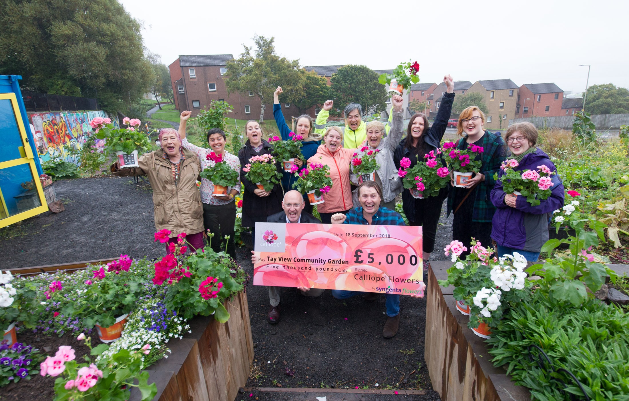 David Domoney presenting Tay View Community Garden the 2018 Cultivation Street winners with their cheque  at their garden in Robertson Street,  Dundee


Pic Paul Reid