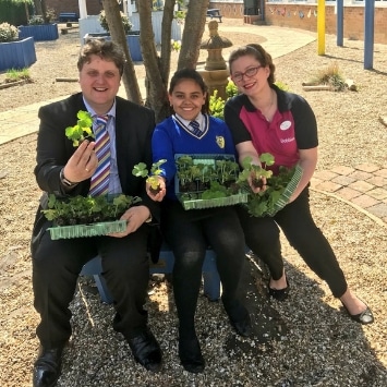 Cultivation Street ambassador, Georgina Isherwood from Dobbies with local school children