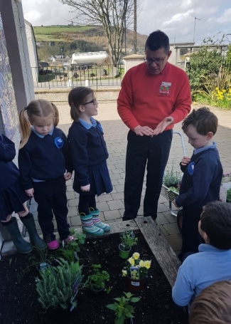 Cultivation Street Ambassador Gary Bissett from Inver Garden Centre working with local children