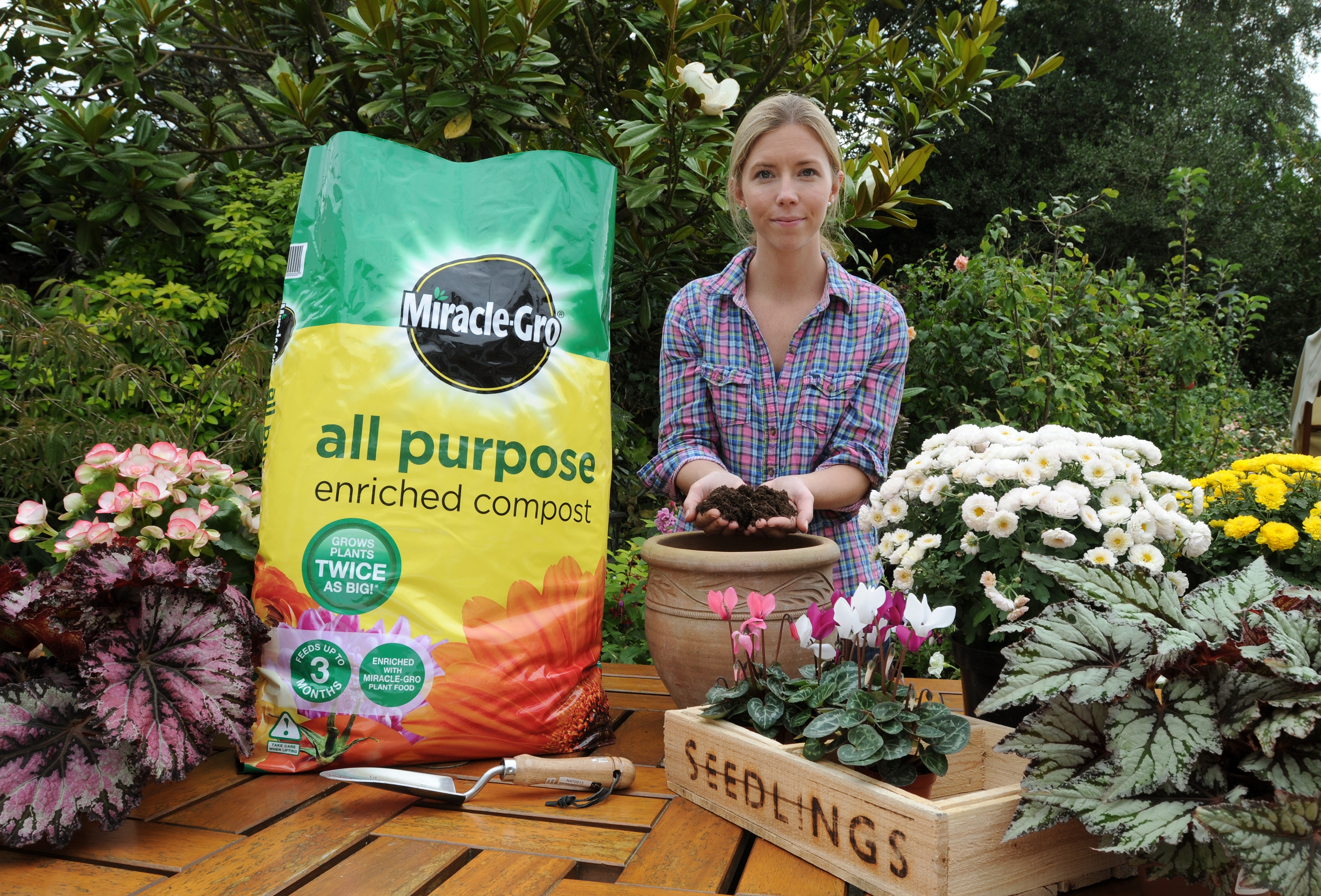 Miracle Gro All Purpose Enriched Compost SKU 019005 Lifestyle(4) (2)