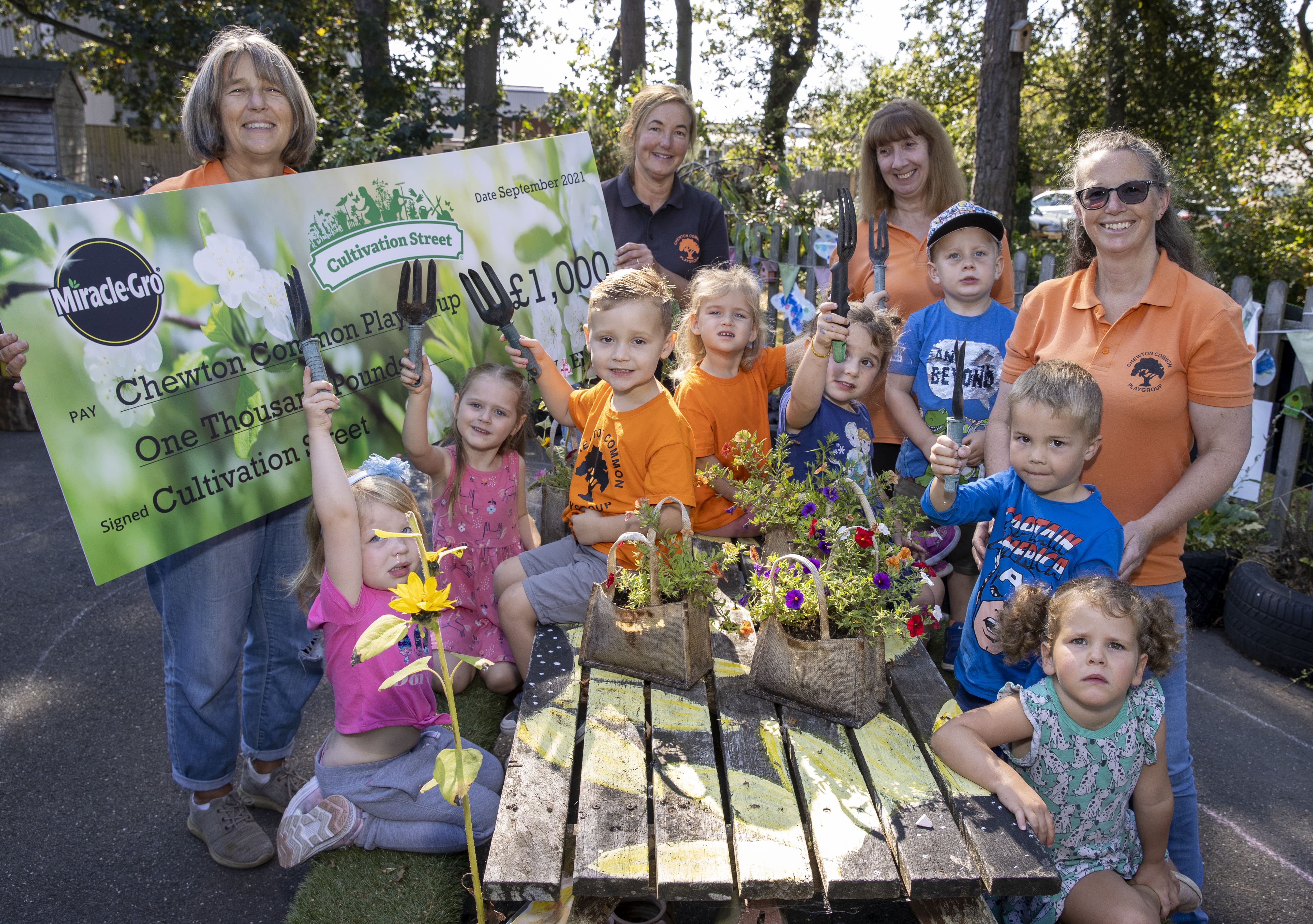 Cultivation Street winners. Helen Dow (left) with her team &amp; some of the children, in the school garden at Chewton common playgroup, Walkford, nr Christchurch, Dorset.Picture by Steve Reigate 22/9/2021